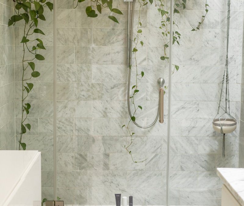 Ventajas y consideraciones al cambiar bañera por plato de ducha
