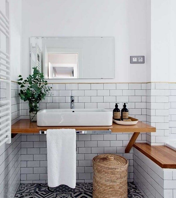 ¿Qué superficie mínima se recomienda que tenga los cuartos de baño?