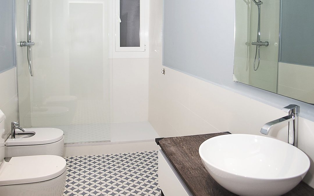 ¿Qué se pone antes en un baño el suelo o la pared?